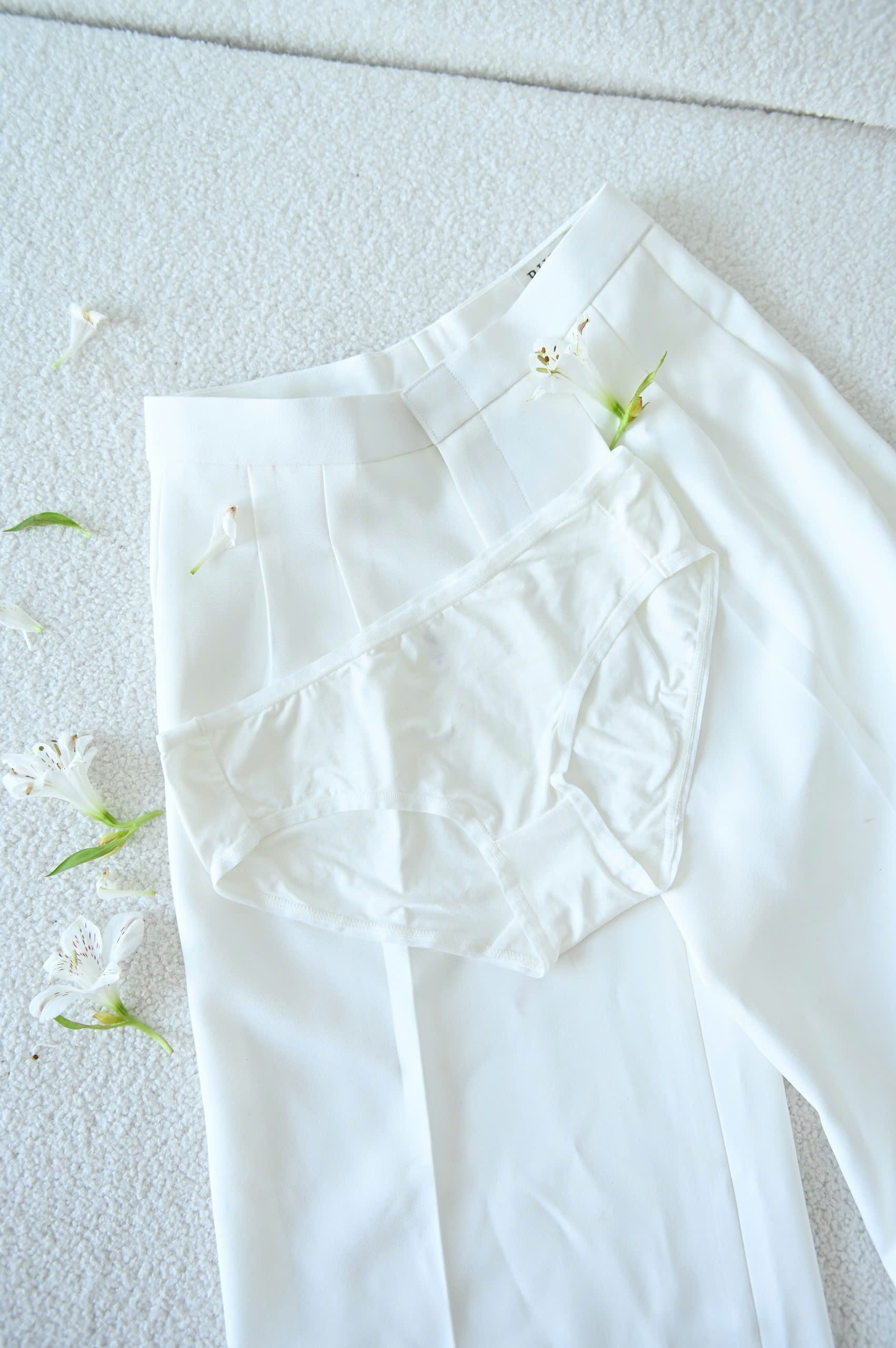 Quần Lót LOC Bikini Lưng Vừa Cotton Thun Lạnh  -  Trắng 